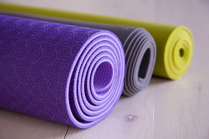 Non toxic yoga mats are made from natural rubber and some contain jute, hemp or cotton – all of which are natural, sustainable and renewable resources that are biodegradable. 